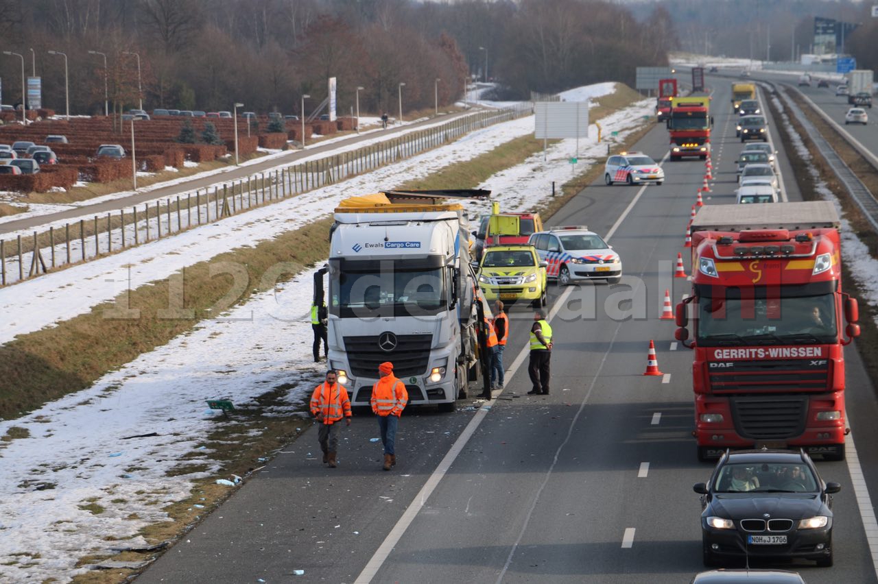 Foto 3: Vrachtwagen loopt schade op bij ongeval op de A1 bij Oldenzaal