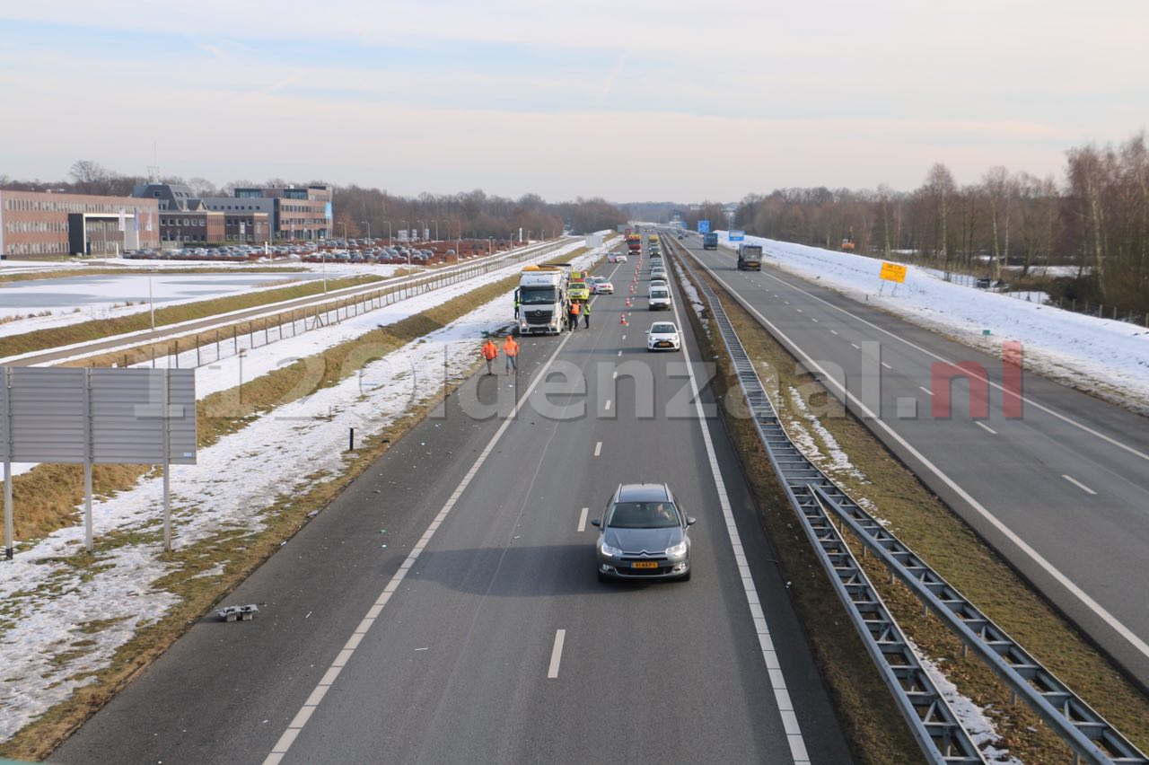 Foto 4: Vrachtwagen loopt schade op bij ongeval op de A1 bij Oldenzaal