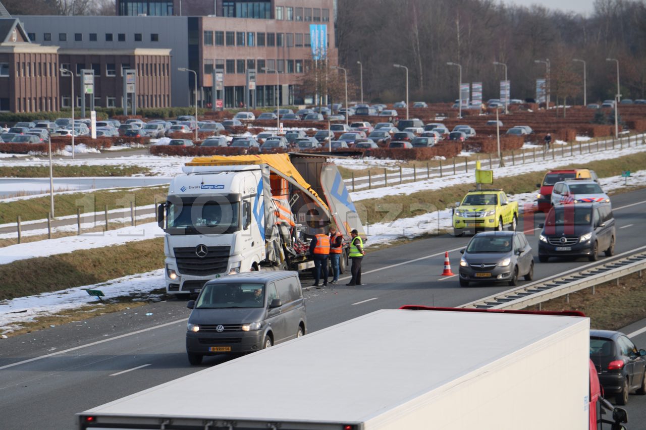 Video: Vrachtwagens lopen flinke schade op bij ongeval op de A1 bij Oldenzaal