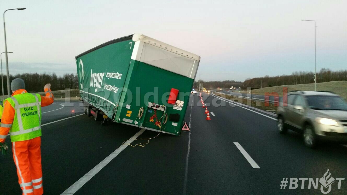 Foto: Opleggen schiet van vrachtwagen op A1 bij Oldenzaal