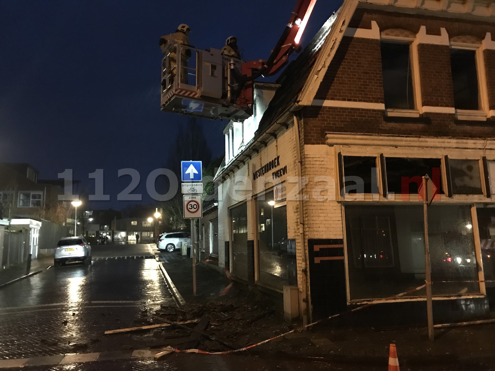 Video: Dakpanelen laten los van slooppand Oldenzaal; weg tijdelijk afgesloten