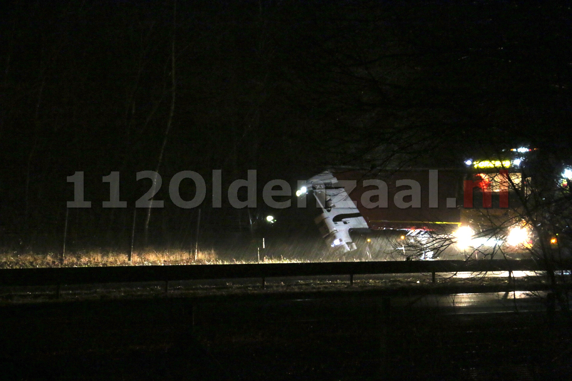 VIDEO: Vrachtwagencombinatie in de sloot op de A1, snelweg tussen Oldenzaal en De lutte afgesloten