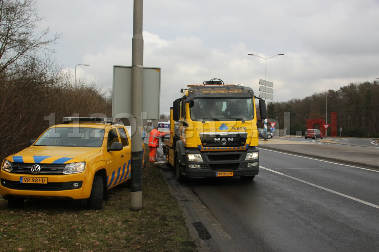Foto: Flinke schade na eenzijdig ongeval Rondweg Oldenzaal