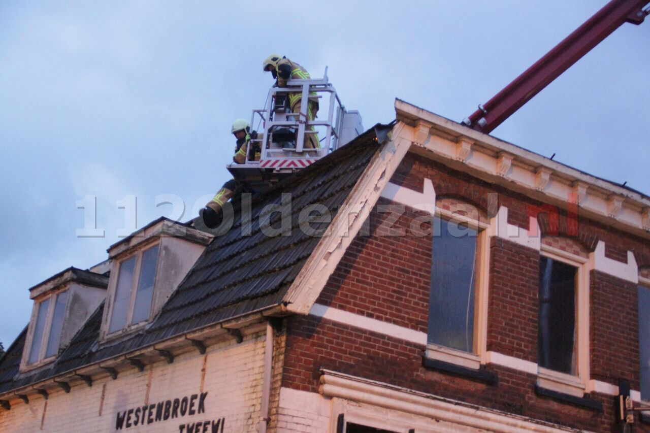 Foto: Dakpanelen laten los van slooppand Oldenzaal; weg tijdelijk afgesloten