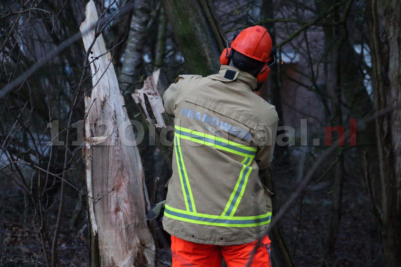 Foto: Brandweer rukt uit voor stormschade Ootmarsum