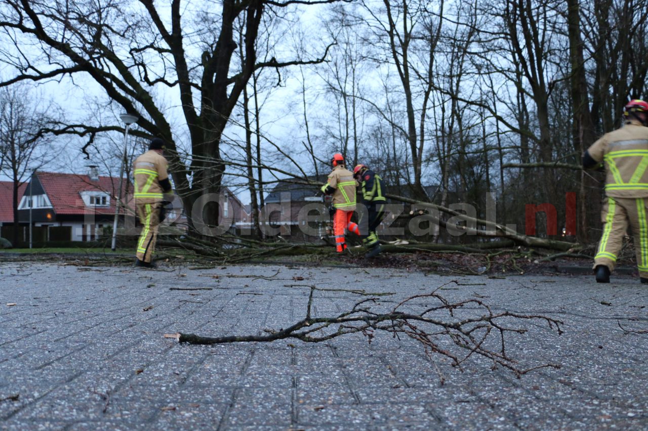 VIDEO: Brandweer rukt uit voor stormschade Ootmarsum