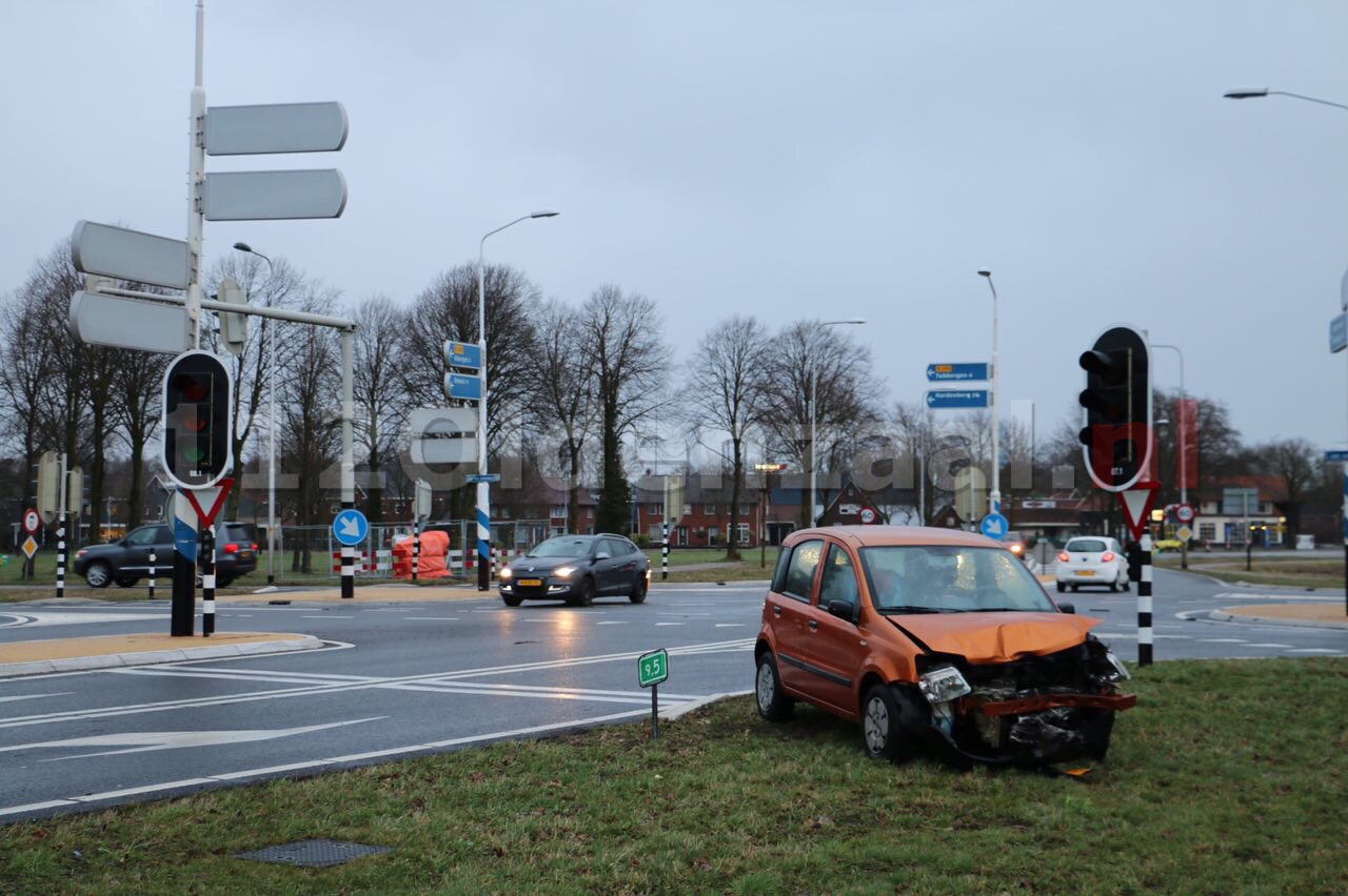 Foto: Alweer aanrijding op Jan van Arkelsweg in Fleringen door defecte verkeerslichten