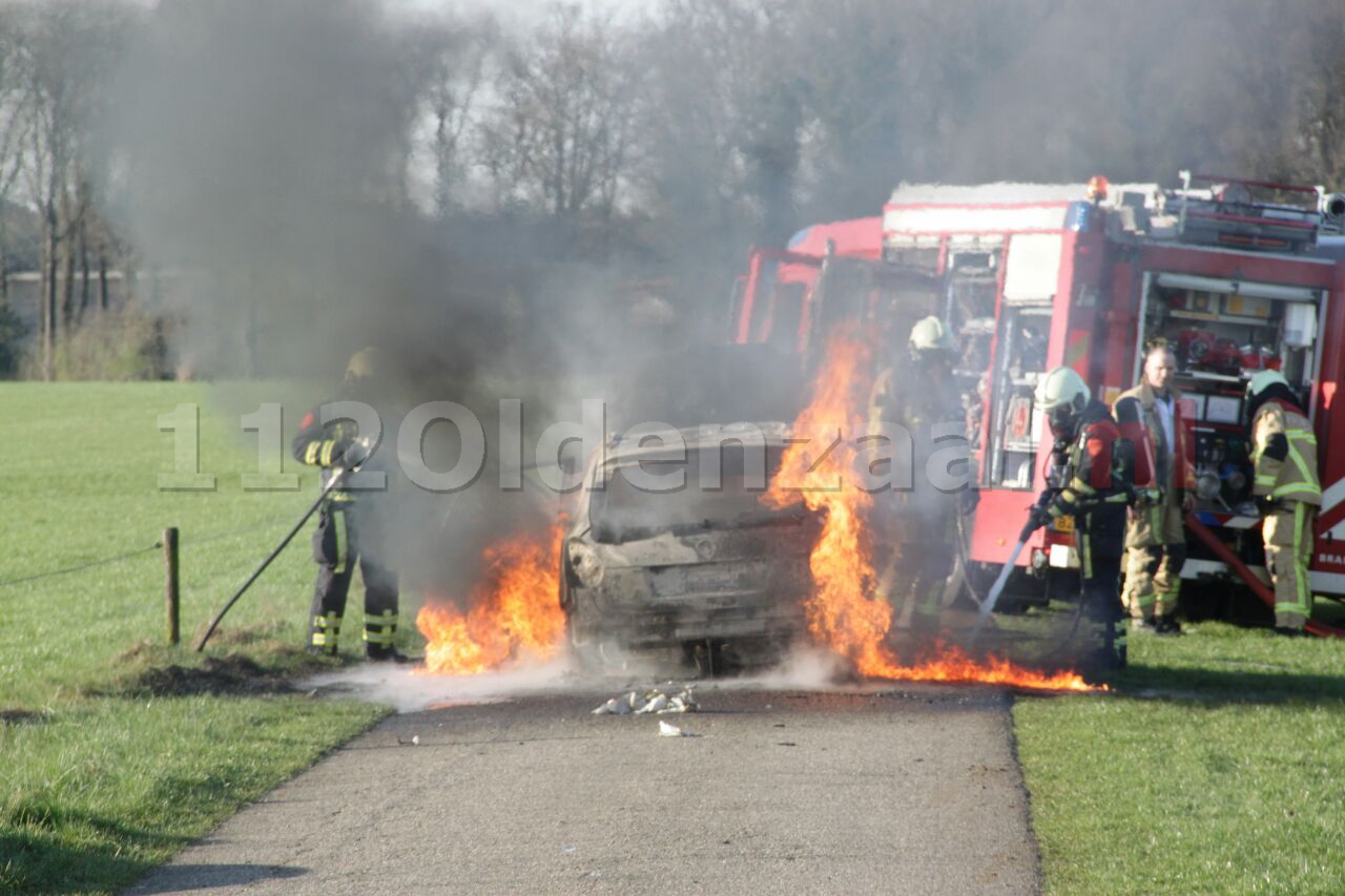 Foto: Autobrand Gammelkerstraat Deurningen, auto volledig verwoest