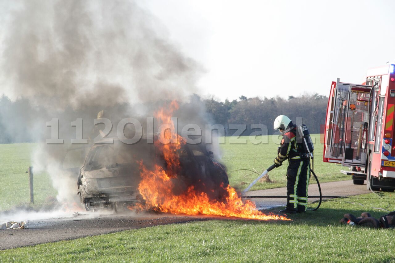 Video: Autobrand Gammelkerstraat Deurningen, auto volledig verwoest