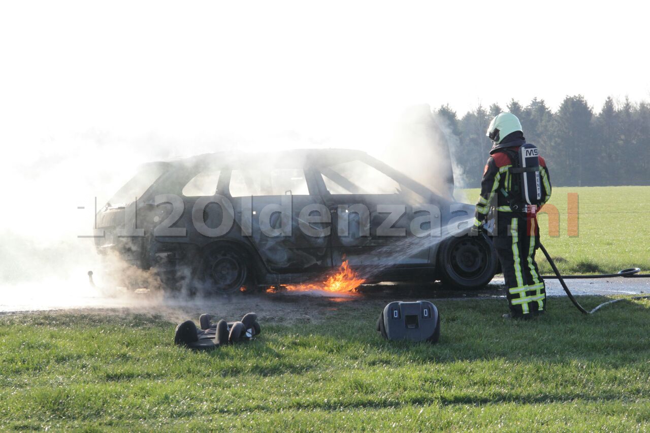 Foto 3: Autobrand Gammelkerstraat Deurningen, auto volledig verwoest