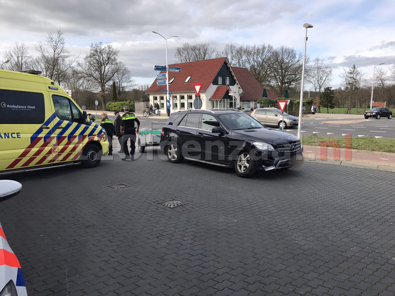 Foto 2: Gewonde bij aanrijding tussen twee auto’s in De Lutte