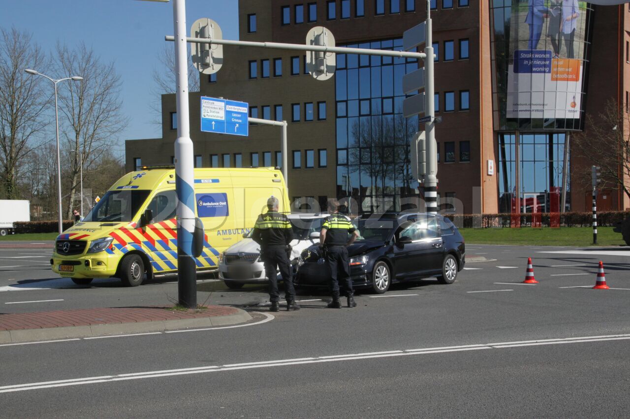 Foto 2: Gewonden bij aanrijding op kruispunt Oldenzaal