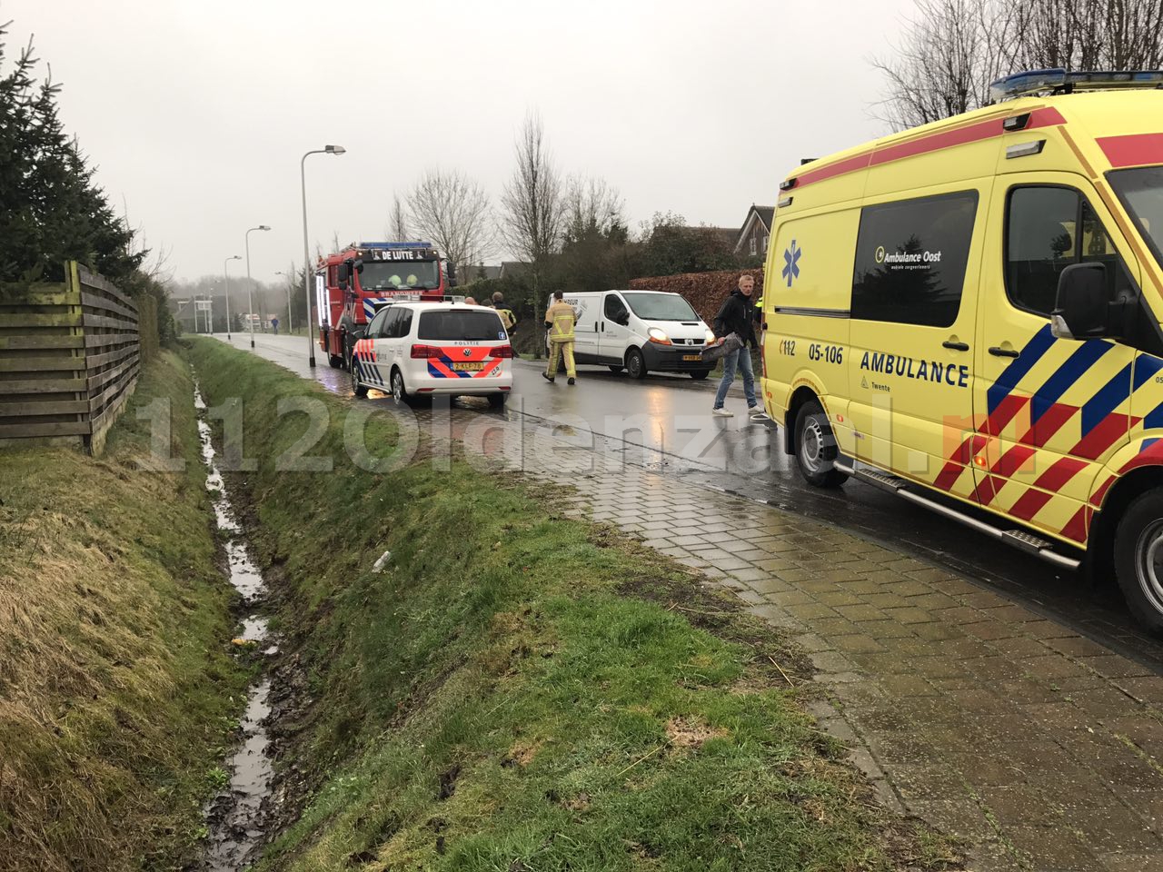 Foto 2: Scootmobiel belandt in sloot De Lutte, brandweer rukt uit