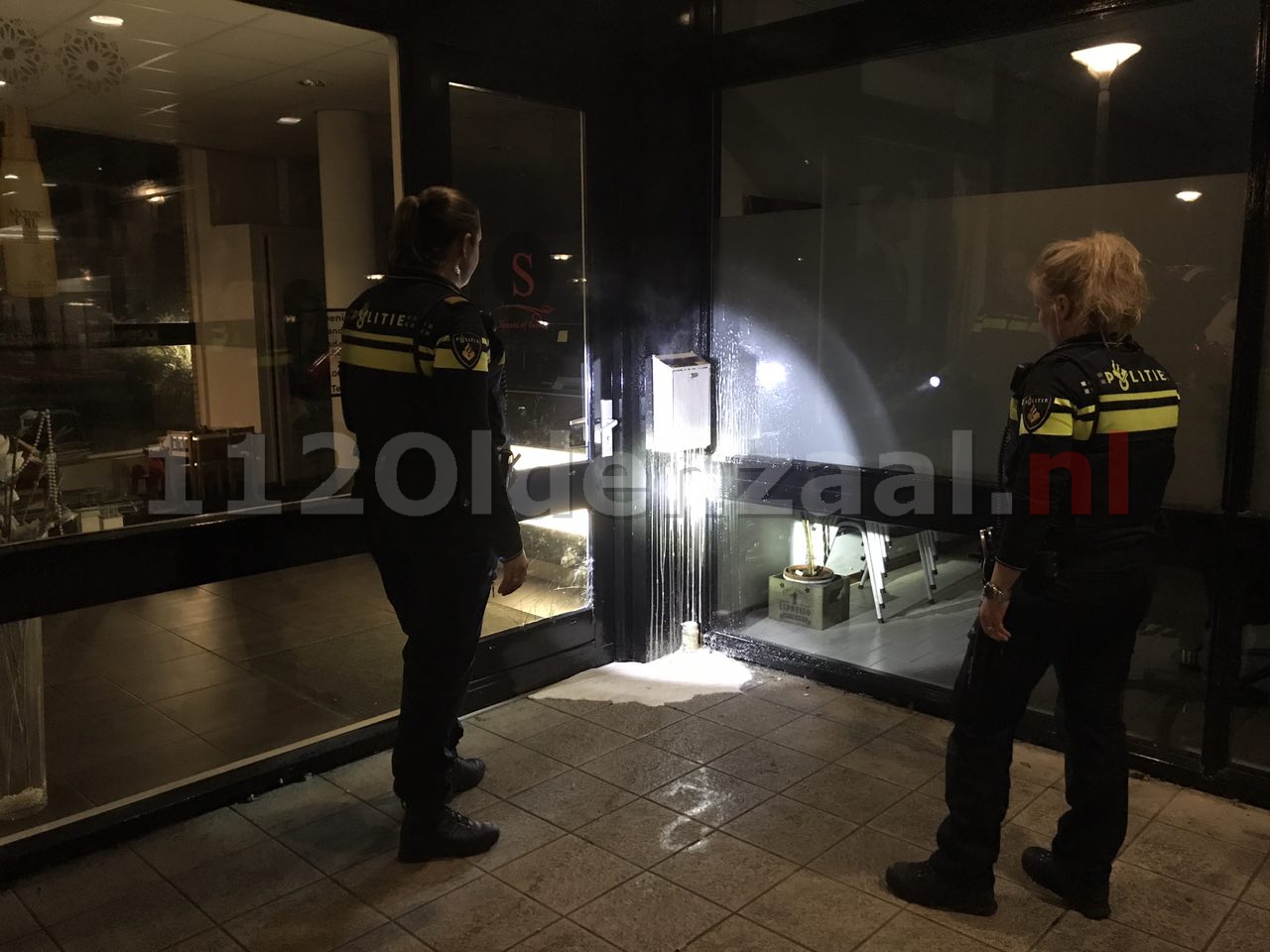 Foto 2: Politie blust brandje in brievenbus Oldenzaal