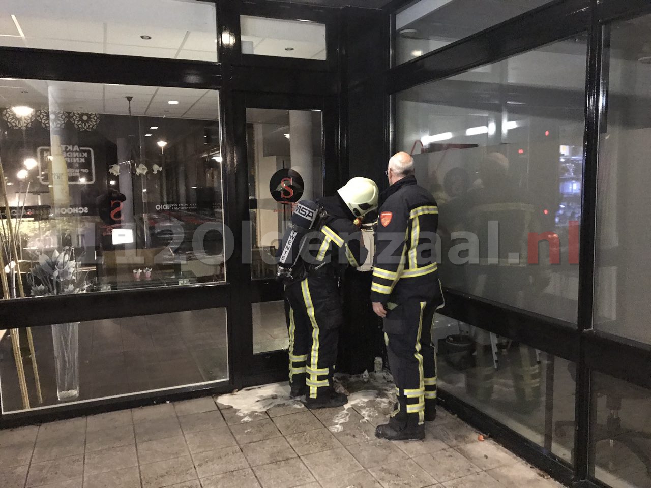 Foto 3: Politie blust brandje in brievenbus Oldenzaal