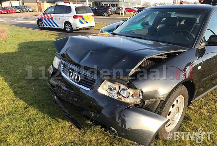 Foto: Twee auto’s total-loss bij aanrijding Eektestraat Oldenzaal