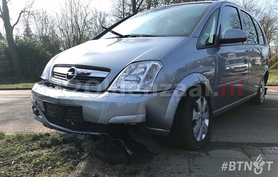 Foto: Auto afgesleept na aanrijding Schipleidelaan Oldenzaal