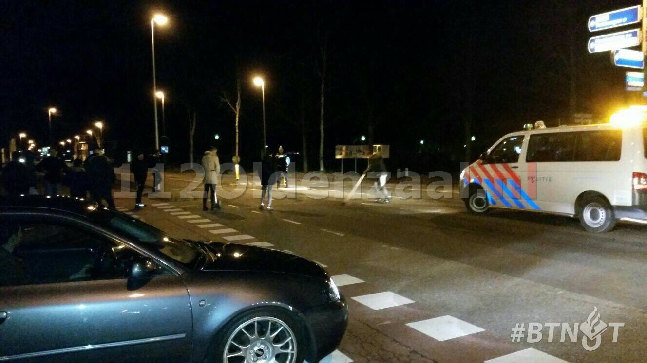 Foto: Jongeren gooien lege bierflessen op straat in Weerselo