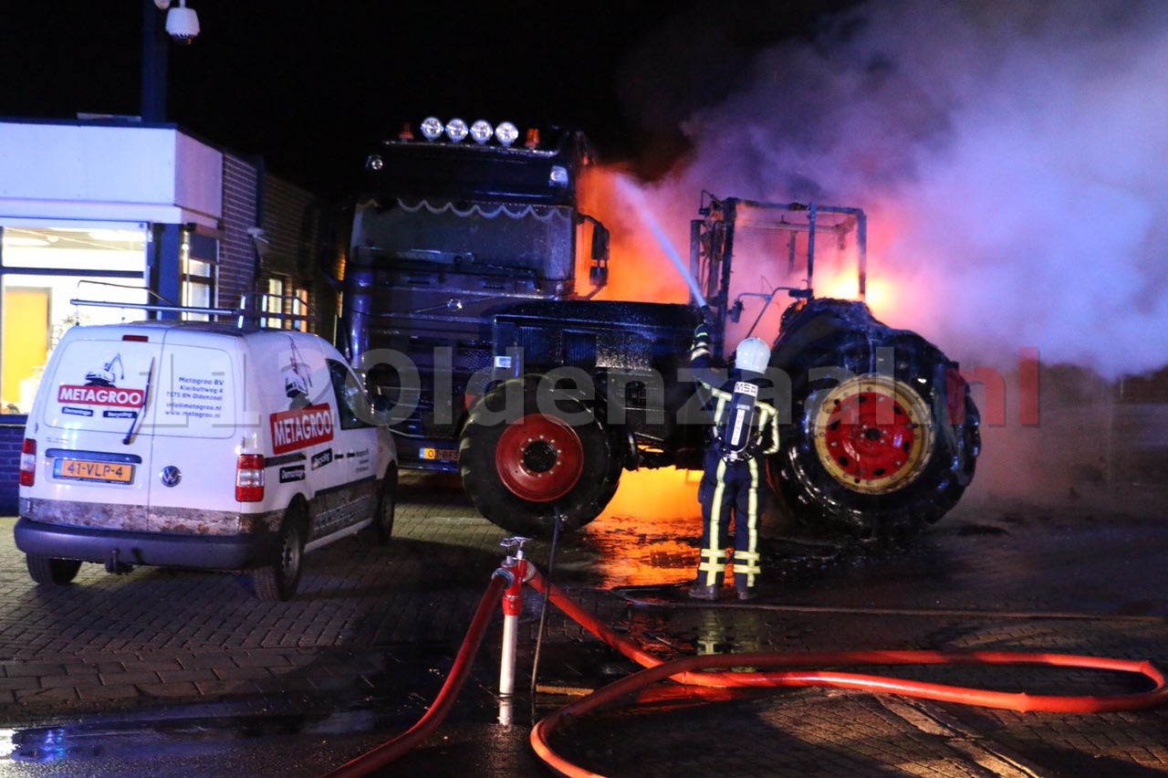 Video: Veel schade na vrachtwagenbrand Kleibultweg Oldenzaal
