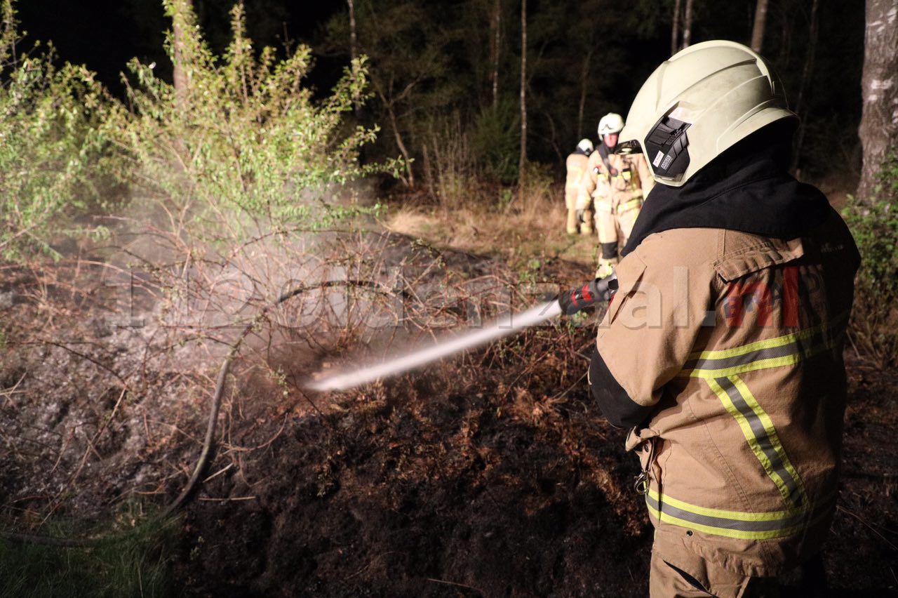 Foto: Brandweer rukt wederom uit voor natuurbrand in Denekamp