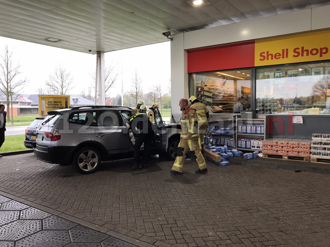 Foto 2: Aanrijding in De Lutte tussen twee voertuigen; auto komt tegen tankstation tot stilstand