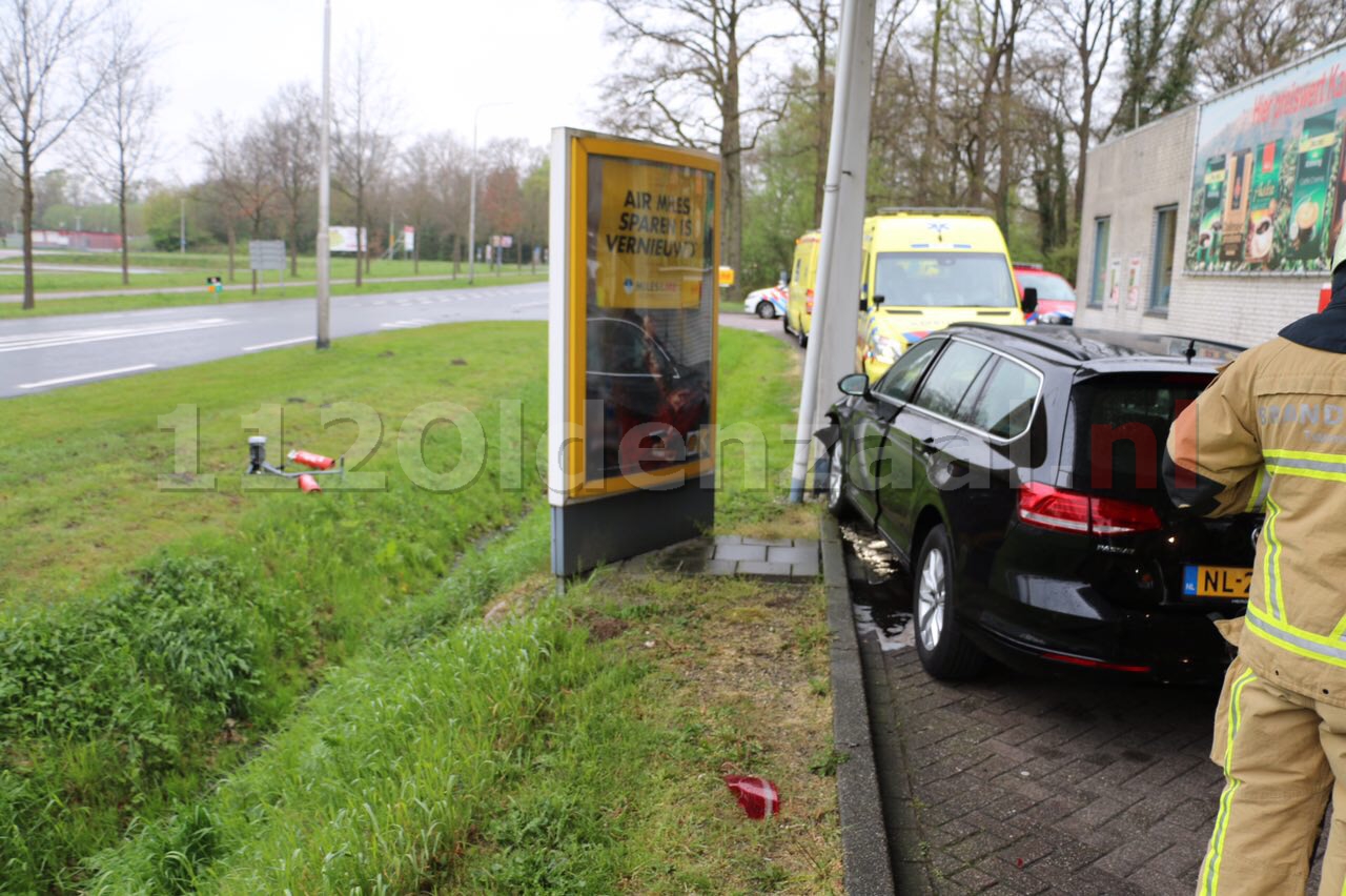 Video: Auto ramt tankstation in De Lutte, twee personen gewond naar het ziekenhuis