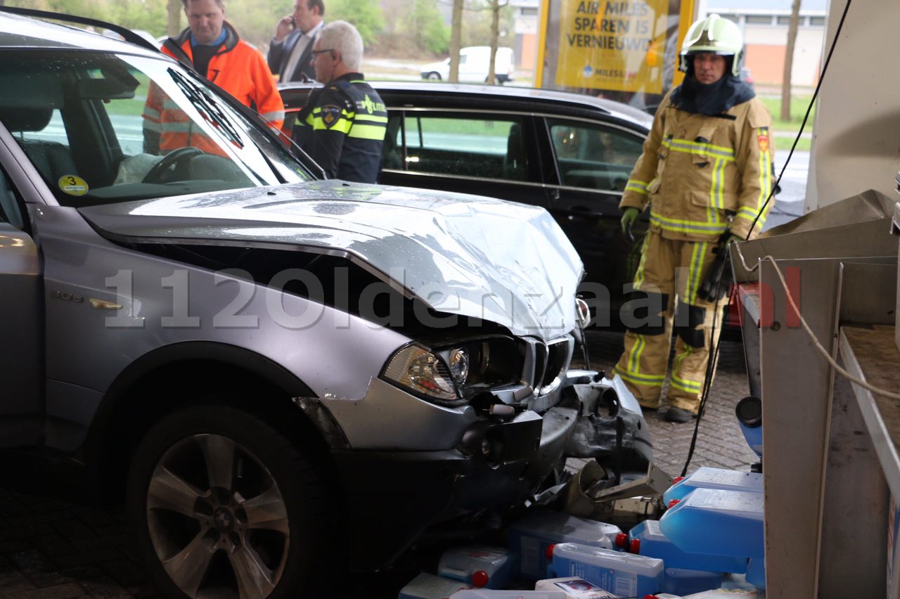 UPDATE: Aanrijding in De Lutte tussen twee voertuigen; auto komt tegen tankstation tot stilstand