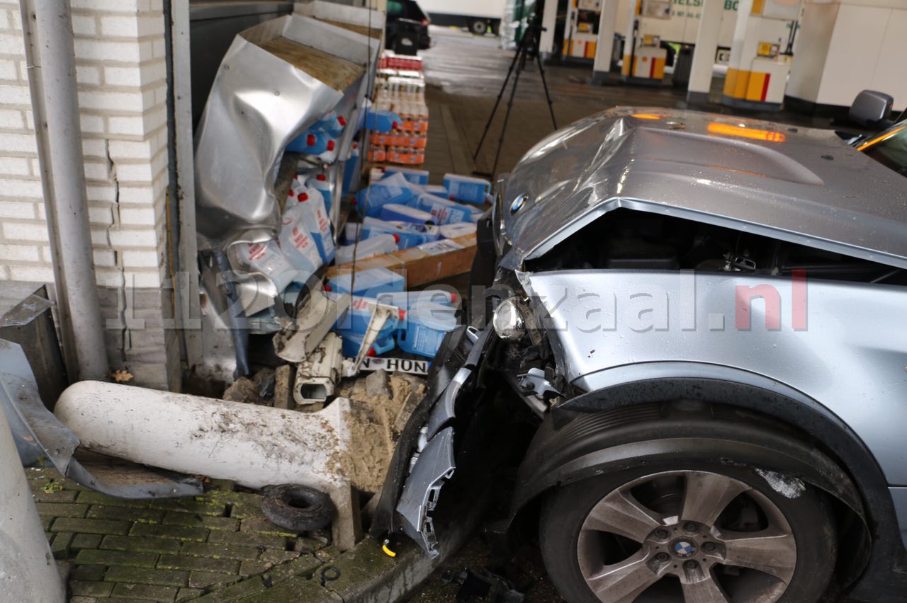 Foto 5: Aanrijding in De Lutte tussen twee voertuigen; auto komt tegen tankstation tot stilstand