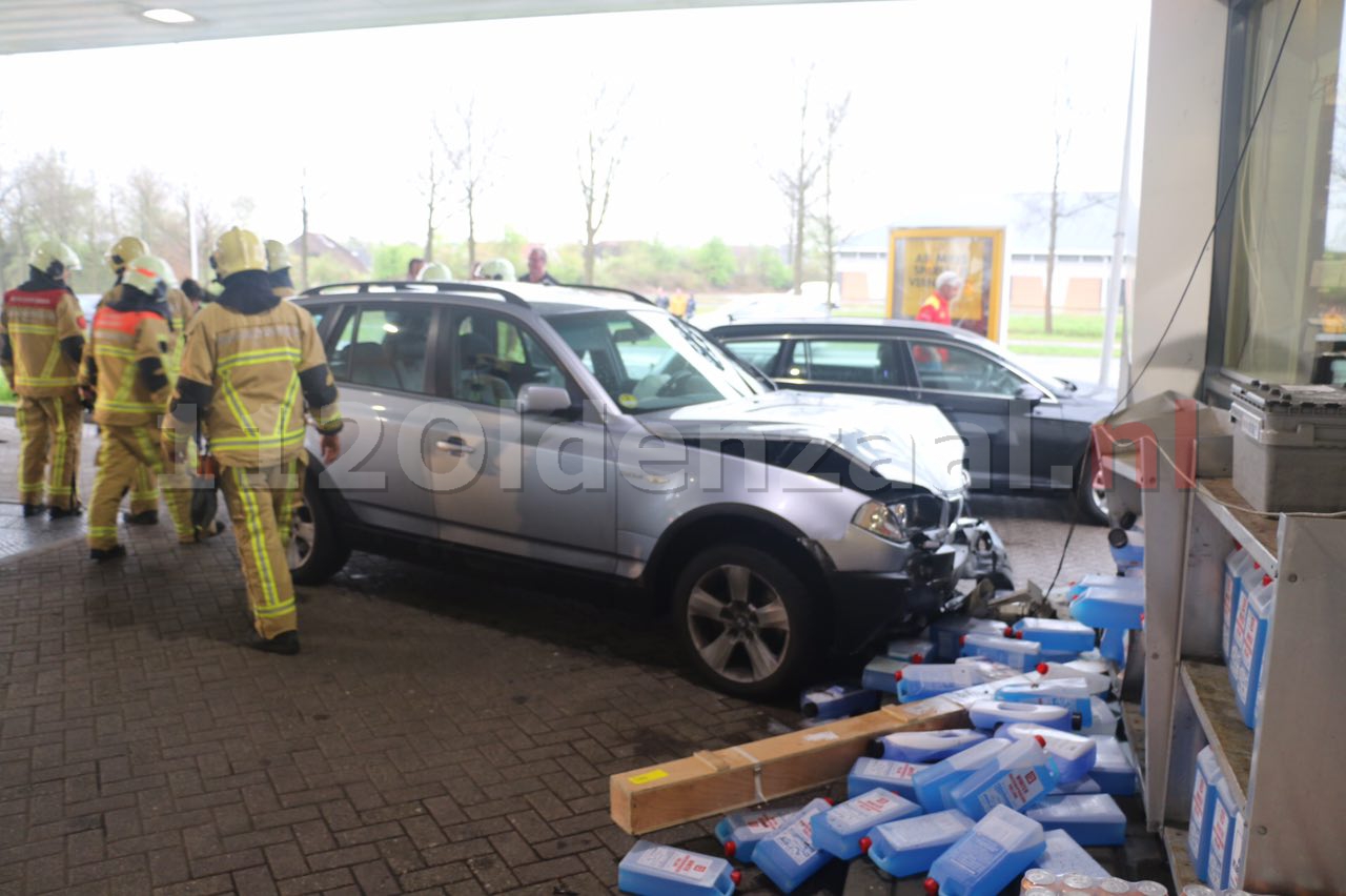 UPDATE:  auto ramt tankstation in De Lutte, twee personen gewond naar het ziekenhuis