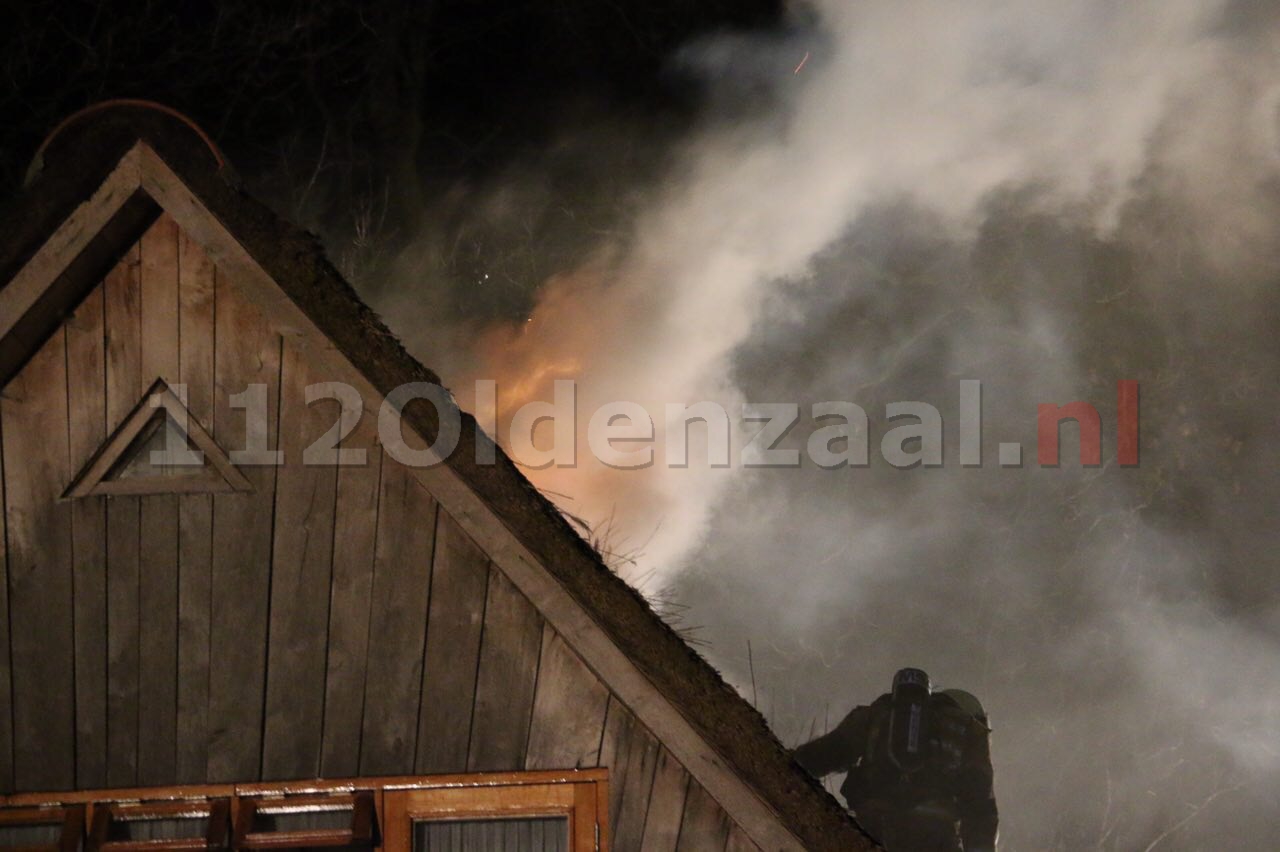 Video: Forse schade na brand in rietgedekte woning De Lutte