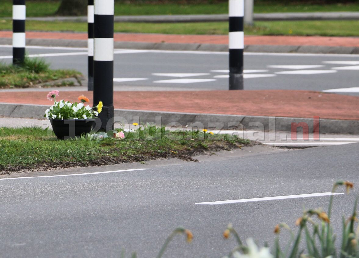 Bloemen op plek van dodelijk ongeluk in Oldenzaal