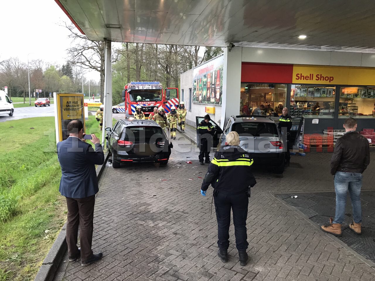Aanrijding in De Lutte tussen twee voertuigen; auto komt tegen tankstation tot stilstand