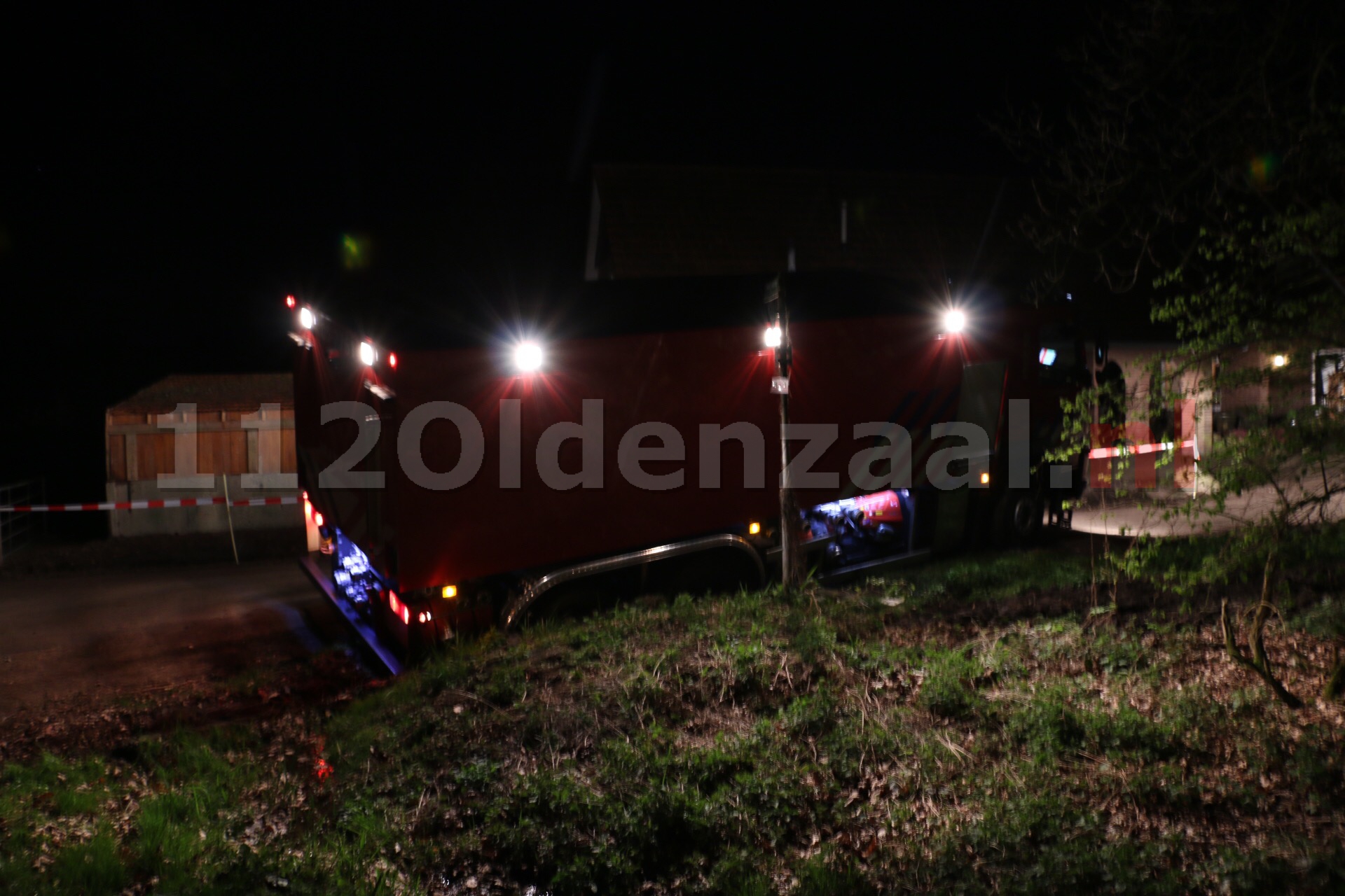 UPDATE (Video): Brandweerwagen komt vast in berm De Lutte