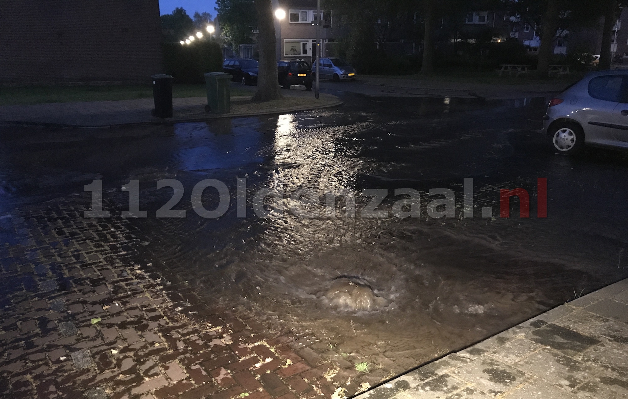 Breuk in waterleiding Tichelstraat Oldenzaal; straat afgezet, huishoudens zonder water