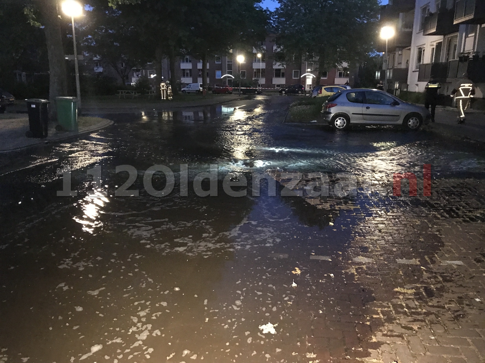 Foto 2: Breuk in waterleiding Tichelstraat Oldenzaal; straat afgezet, huishoudens zonder water