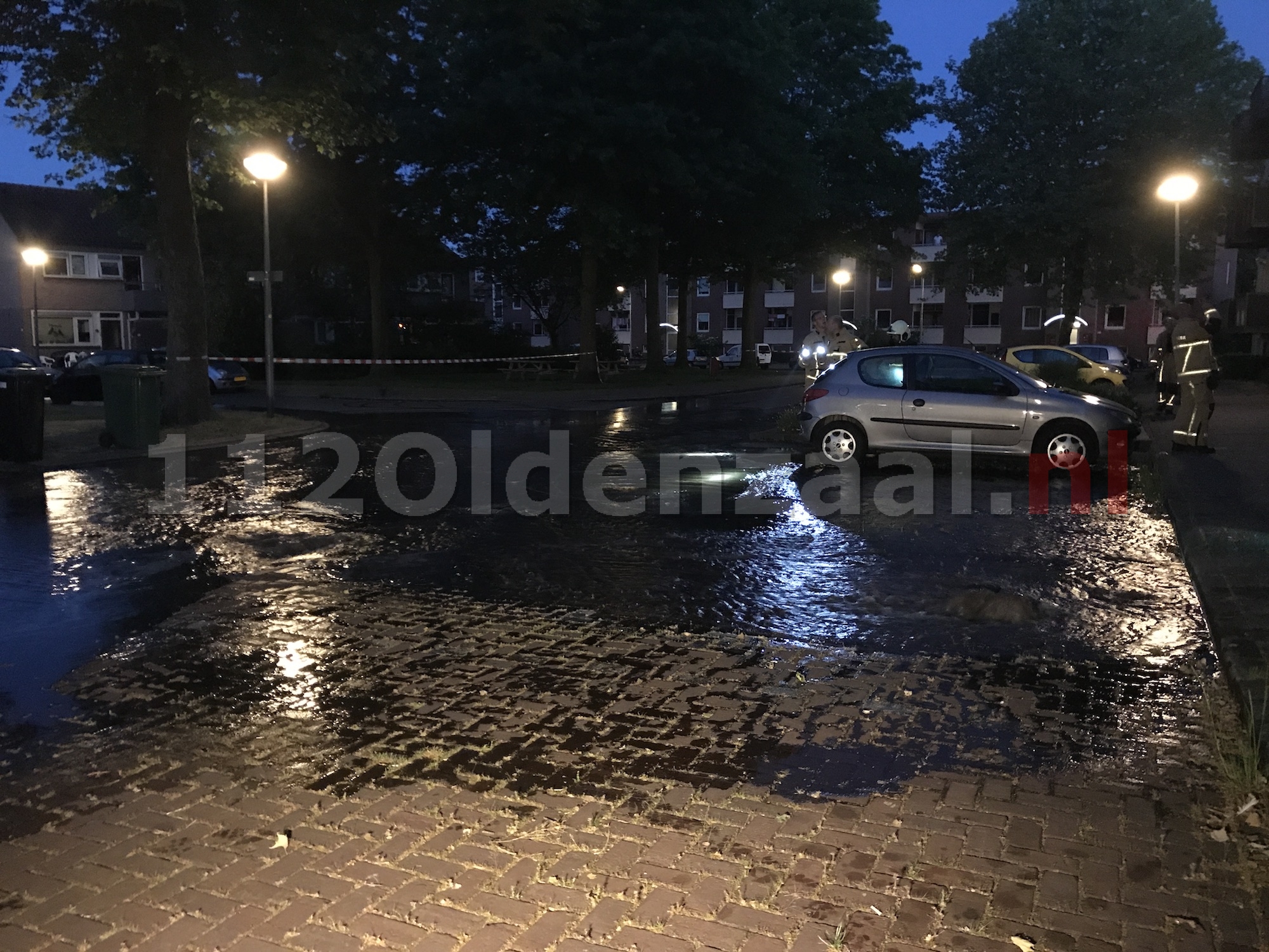 VIDEO: Breuk in waterleiding Tichelstraat Oldenzaal; straat afgezet, huishoudens zonder water