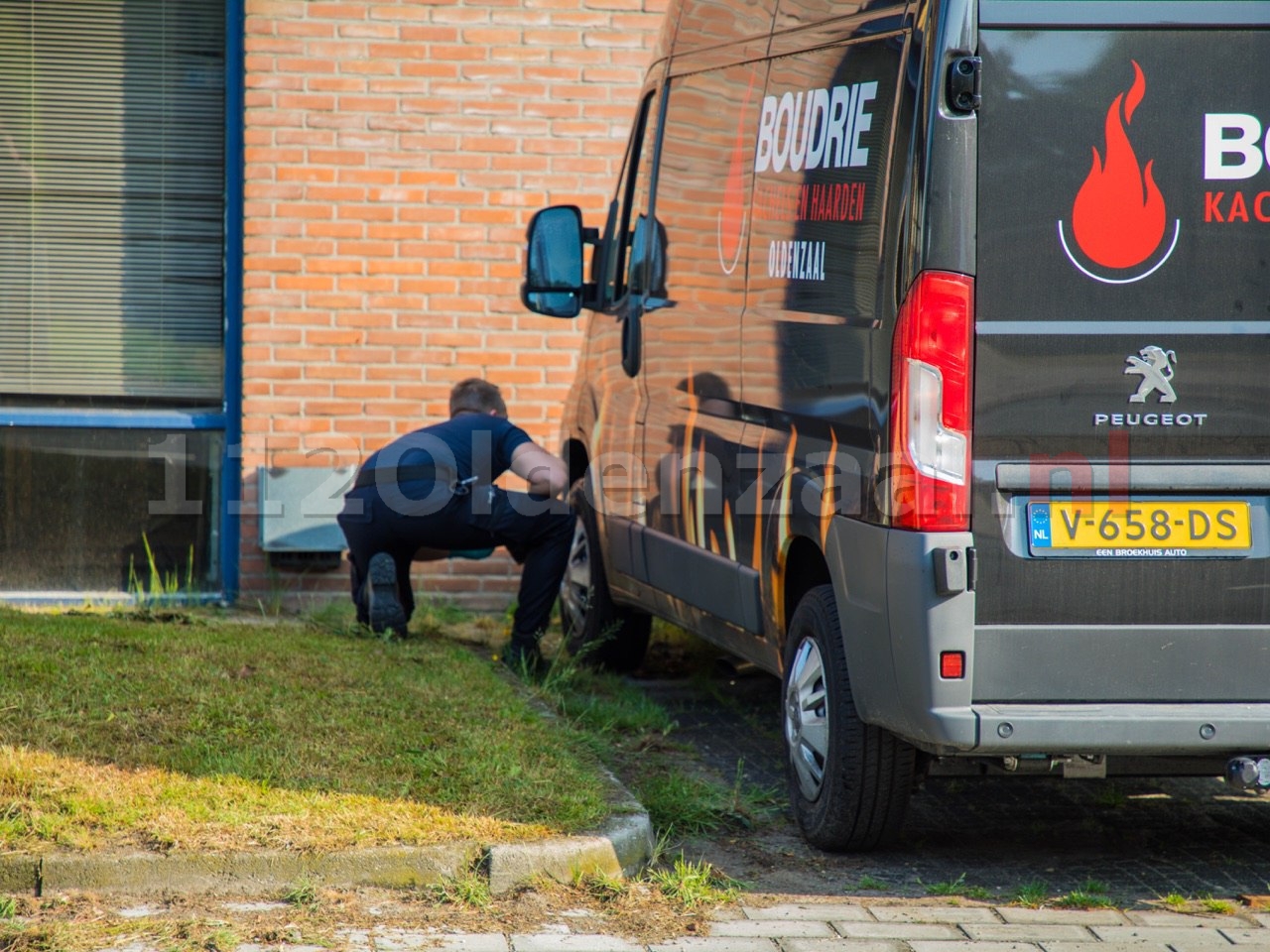 Foto 2: Forensische opsporing doet onderzoek na autobrand in Oldenzaal