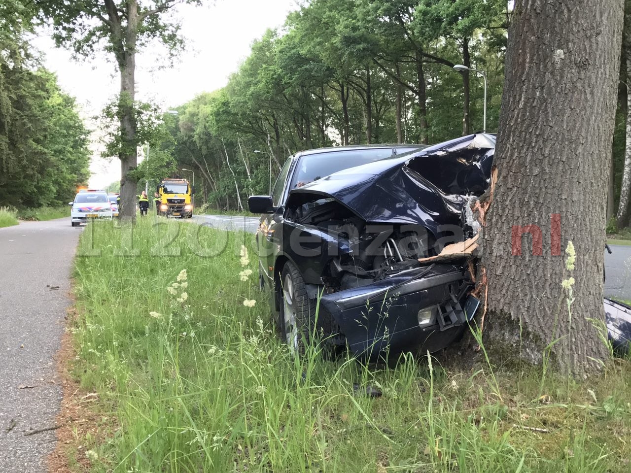 UPDATE: Gewonde bij ongeval tussen Oldenzaal en Losser; auto rijdt tegen boom