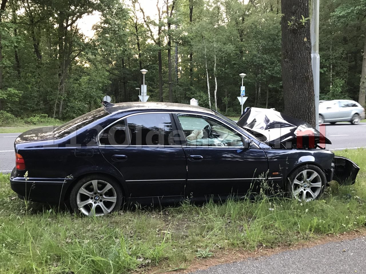 Foto 3: Gewonde bij ongeval tussen Oldenzaal en Losser; auto rijdt tegen boom