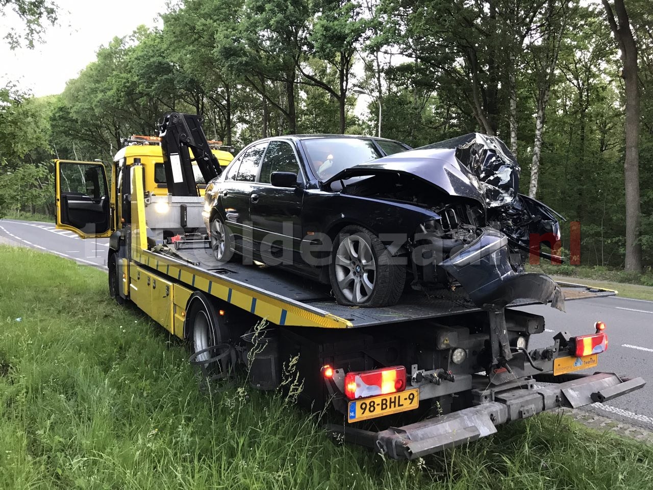 Foto 4: Gewonde bij ongeval tussen Oldenzaal en Losser; auto rijdt tegen boom