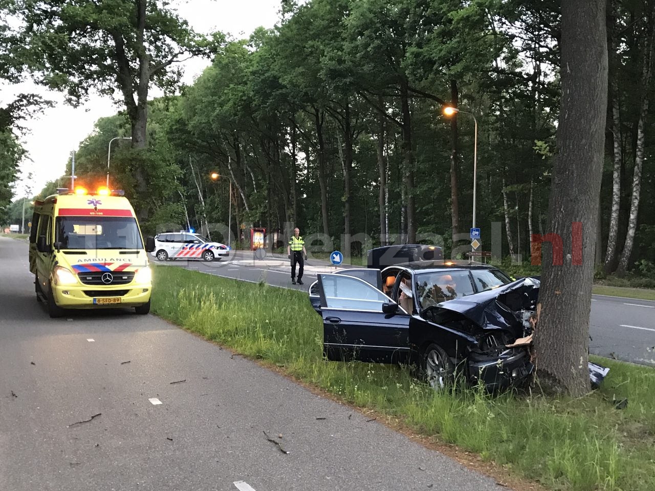 Video: Gewonde bij ongeval tussen Oldenzaal en Losser; auto rijdt tegen boom