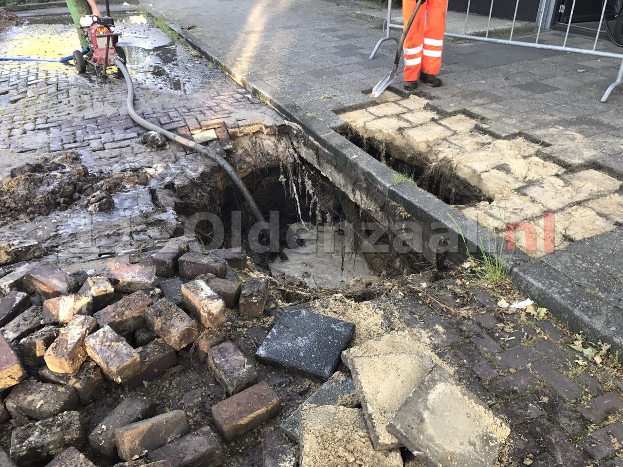 Foto 4: Breuk in waterleiding Tichelstraat Oldenzaal; straat afgezet, huishoudens zonder water