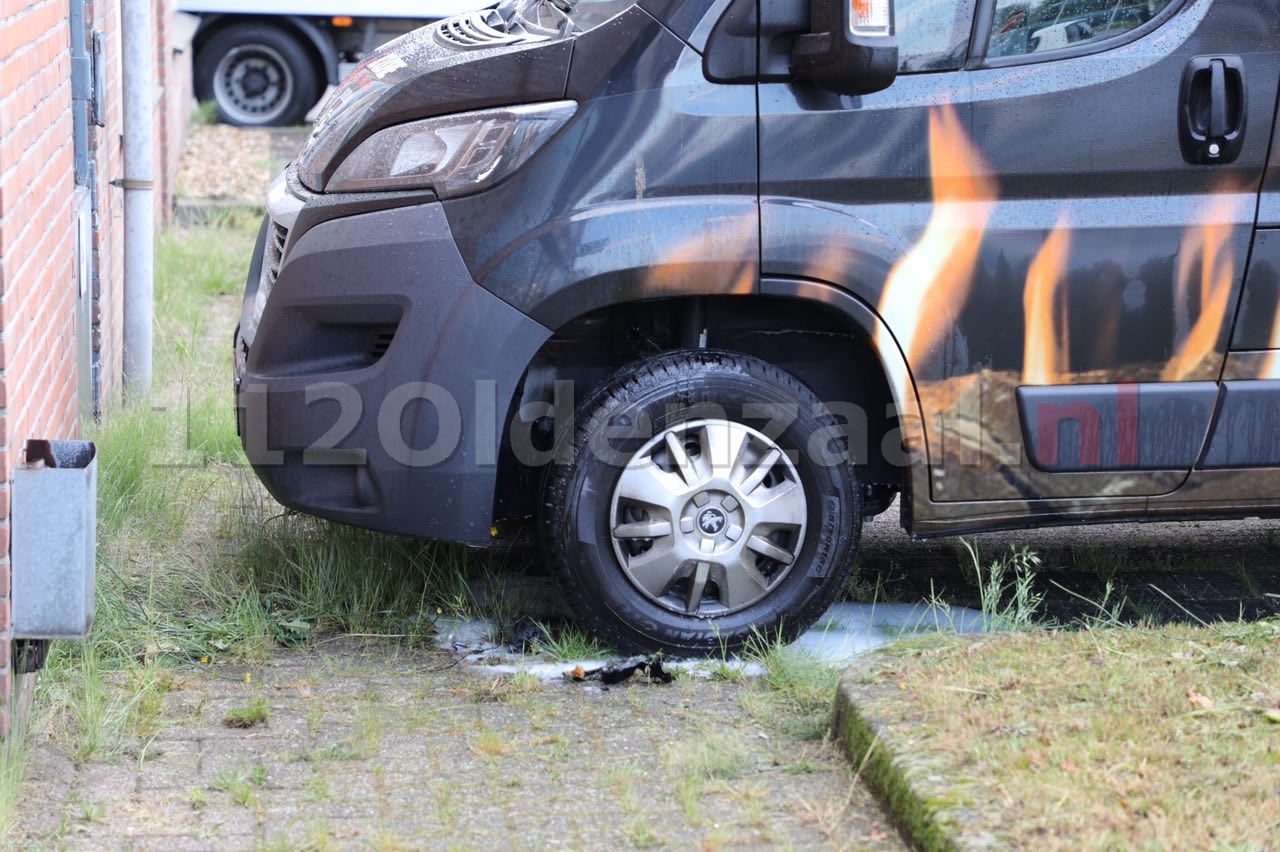 Foto 2: Politie doet onderzoek naar autobrand Thorbeckestraat Oldenzaal