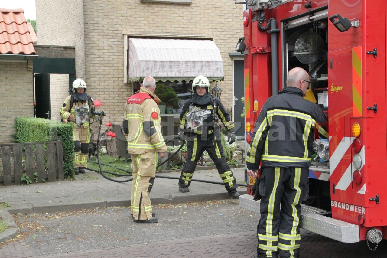 Brandweer blust brand achter woning Oldenzaal