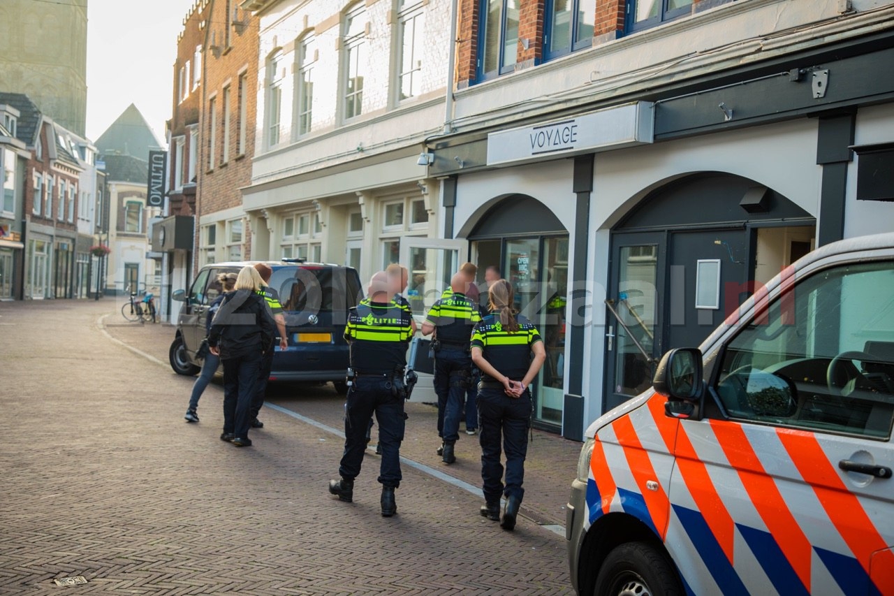 Foto 3: Politie doet inval in pand centrum Oldenzaal; aanhoudingseenheid houdt persoon aan