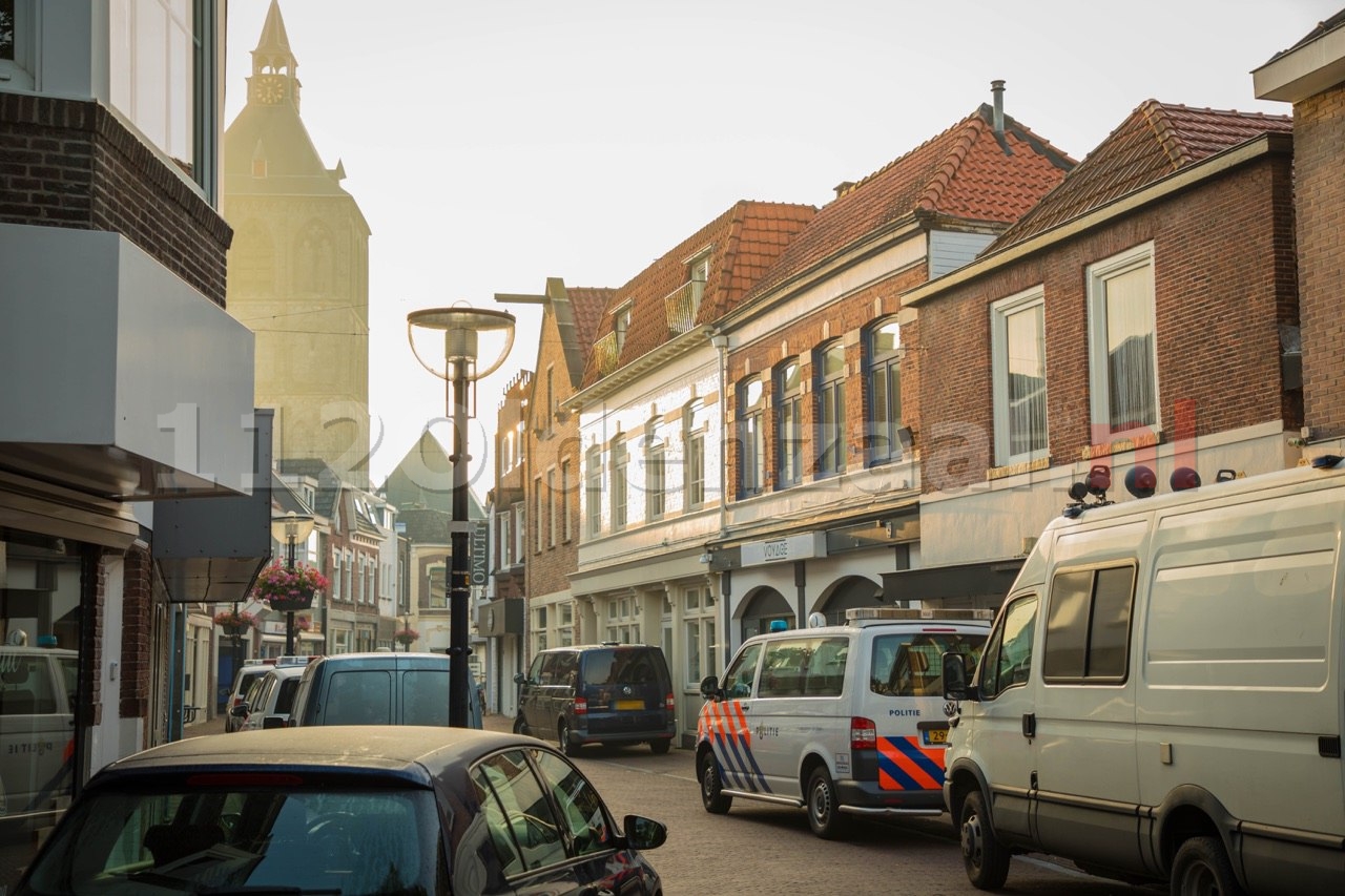 Foto 2: Politie doet inval in pand centrum Oldenzaal; aanhoudingseenheid houdt persoon aan