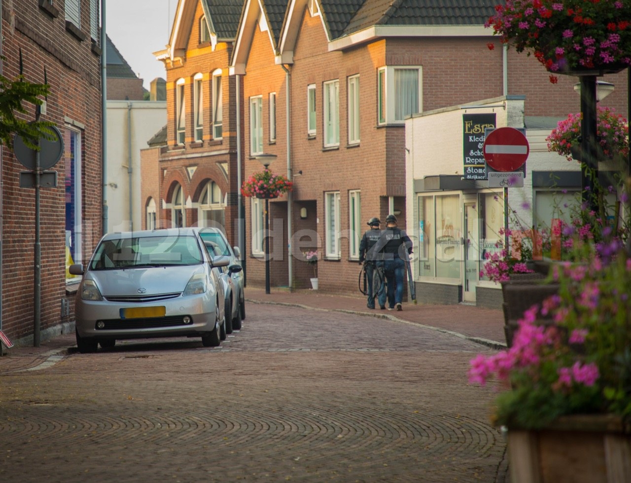 VIDEO: Politie doet inval in pand centrum Oldenzaal; aanhoudingseenheid houdt persoon aan