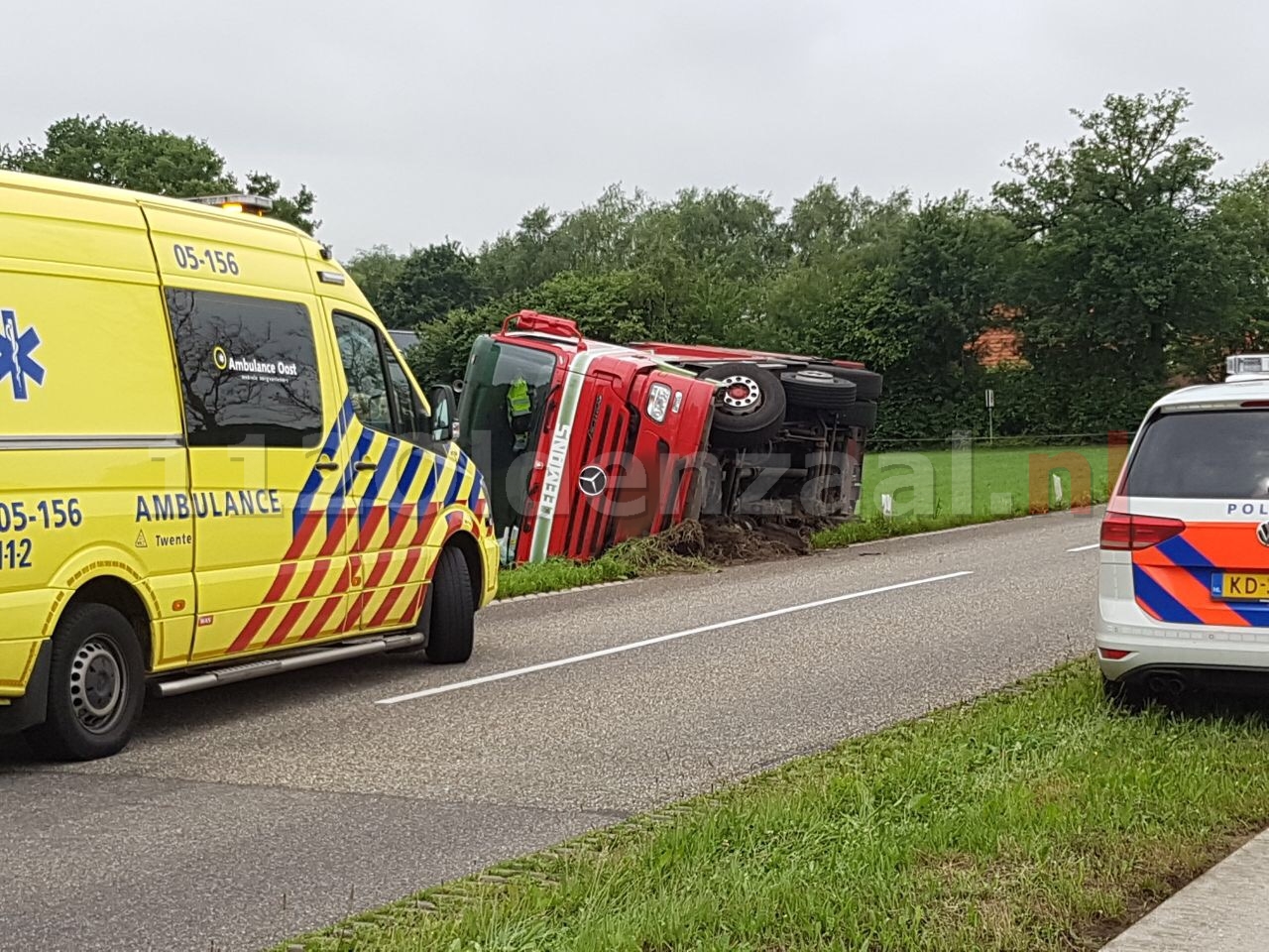 Video: Vrachtwagen gekanteld in Ootmarsum; chauffeur gewond naar het ziekenhuis