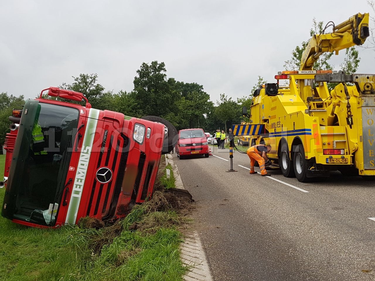 UPDATE: Vrachtwagen gekanteld in Ootmarsum; chauffeur gewond naar het ziekenhuis