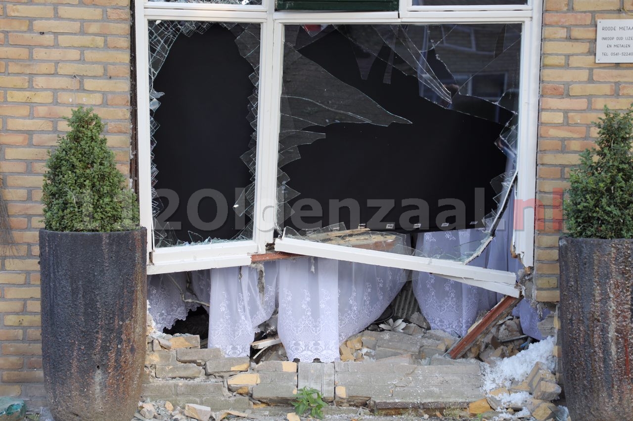 Foto 2: Automobilist rijdt woning binnen in Oldenzaal en slaat op de vlucht